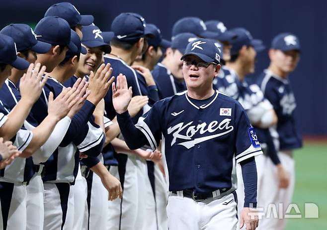 [서울=뉴시스] 조성우 기자 = 9일 오후 서울 구로구 고척스카이돔에서 열린 2025 K-베이스볼 시리즈 대한민국과 체코의 평가전 2차전 경기, 한국 류지현 감독이 식전 행사에 입장하며 선수단과 하이파이브하고 있다. 2025.11.09. xconfind@newsis.com