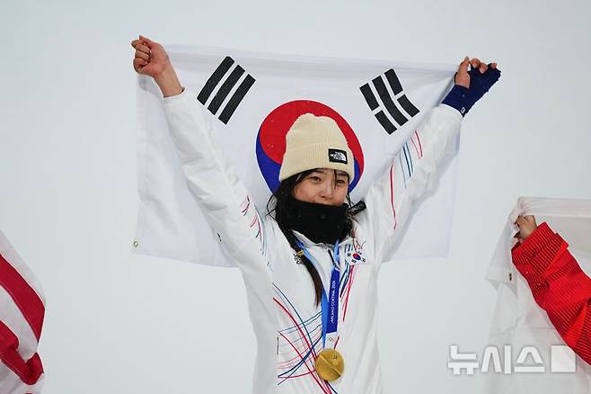 [리비뇨=AP/뉴시스] 최가온이 12일(현지 시간) 이탈리아 리비뇨 스노파크에서 열린 2026 밀라노·코르티나담페초 동계올림픽 스노보드 여자 하프파이프 결승에서 금메달을 획득한 뒤 기뻐하고 있다. 2026.02.13.