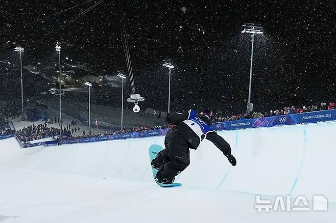[리비뇨=AP/뉴시스] 최가온이 12일(현지 시간) 이탈리아 리비뇨 스노파크에서 열린 2026 밀라노·코르티나담페초 동계올림픽 스노보드 여자 하프파이프 결승 경기 도중 충돌하고 있다. 2026.02.13.