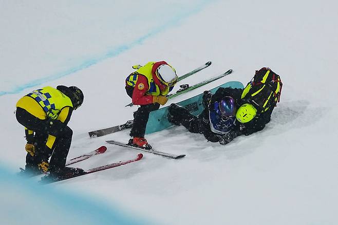 [리비뇨=AP/뉴시스] 최가온이 12일(현지 시간) 이탈리아 리비뇨 스노파크에서 열린 2026 밀라노·코르티나담페초 동계올림픽 스노보드 여자 하프파이프 결선 1차 시기 도중 넘어져 몸 상태를 점검받고 있다. 최가온은 1,2차 시기의 실수를 딛고 3차 시기에서 90.25점을 획득해 강력한 우승 후보 클로이 김(미국)을 제치고 금메달을 목에 걸었다. 최연소 금메달 기록도 갈아치운 그는 시상식 도중 애국가가 흘러나오자, 끝내 눈물을 흘렸다. 2026.02.13.