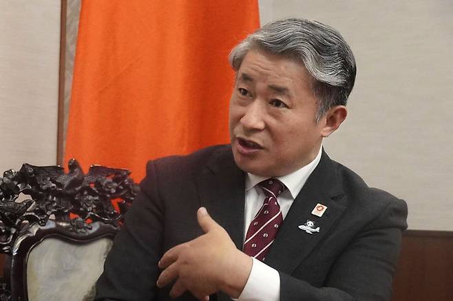 [오사카=AP/뉴시스] 쉐젠 주오사카 중국 총영사가  지난해 11월 11일 일본 오사카에서 취재진과 인터뷰하고 있다. 2026.02.13.