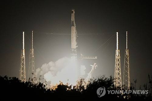 13일 미국 플로리다 케네디우주센터에서 발사되는 스페이스X 유인우주선 [AP=연합뉴스 제공]