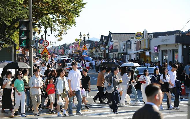 경주 황리단길을 가득 메운 관광객들이 횡단보도를 건너고 있다. 경주시 제공