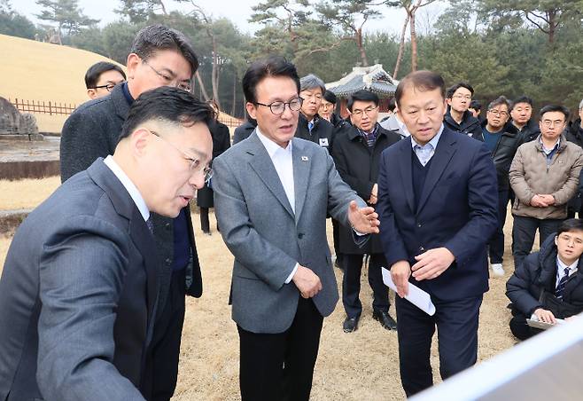 13일 1·29 도심주택공급방안 현장점검 차 서울 노원구 강릉을 찾은 김민석 국무총리가 박동선 LH 국토도시본부장으로부터 서울태릉 공공주택지구 부지 현황 보고를 받고 있다. 연합뉴스