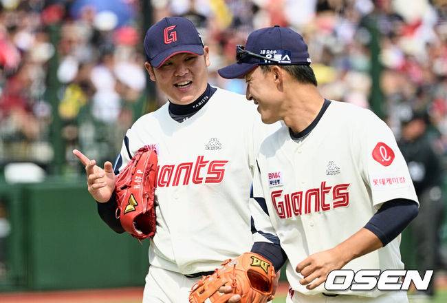 [OSEN=부산, 이석우 기자] 4일 부산 사직구장에서 2023 신한은행 SOL KBO리그 롯데 자이언츠와 KIA 타이거즈의 경기가 열렸다. 롯데 자이언츠 한현희가 4회초 1사 1루 KIA 타이거즈 이우성을 3루수 병살로 잡고 노진혁과 얘기하며 미소짓고 있다. 2023.06.04 / foto0307@osen.co.kr