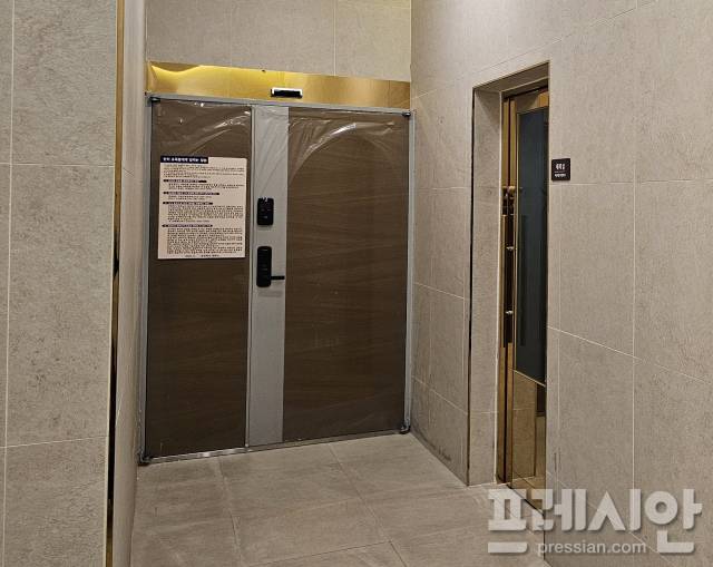 ▲ 전북 전주 자임추모공원 봉안당 출입문이 굳게 닫혀 있다. 설 명절을 앞두고 한시적 개방이 예고됐지만, 유족들은 “가장 가까운 거리에서 고인을 바라보지 못한 채 돌아서야 했다”고 말한다. ⓒ프레시안