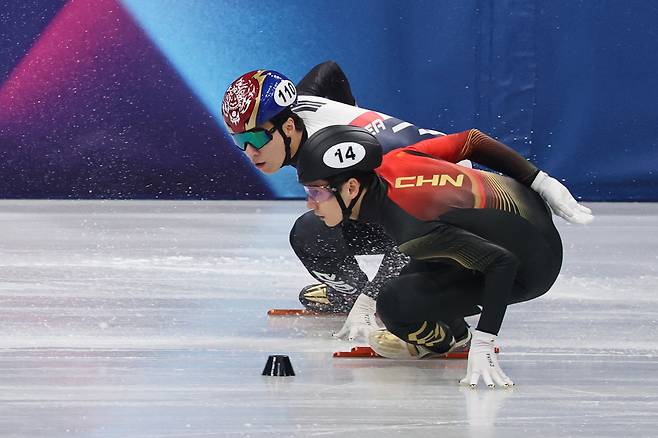 12일(현지시간) 이탈리아 밀라노 아이스스케이팅 아레나에서 열린 2026 밀라노ㆍ코르티나담페초 동계올림픽 쇼트트랙 남자 1,000m 준준결승에 출전한 황대헌이 질주하고 있다. 연합뉴스