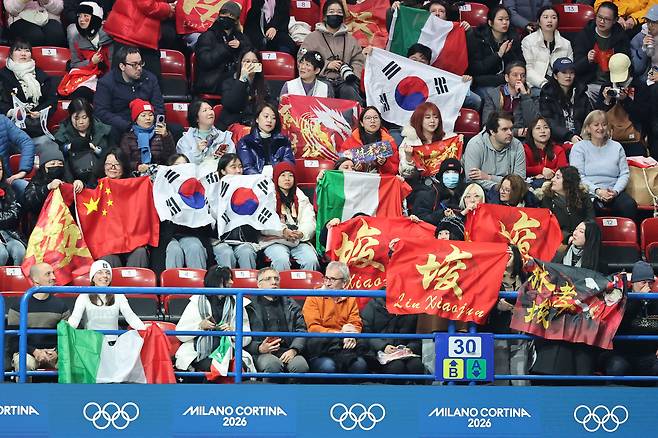 대한민국 응원단과 린샤오쥔(임효준)을 응원하는 중국 응원단이 응원하고 있다. 뉴시스