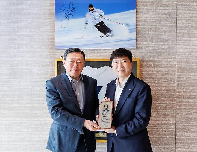 신동빈 롯데그룹 회장(왼쪽)이 지난달 16일 서울 송파구 롯데월드타워에서 대한민국 동계 스포츠 발전과 선수 육성에 기여한 공로를 인정받아 유승민 대한체육회장으로부터 감사패를 수여받고 있다. 롯데그룹 제공