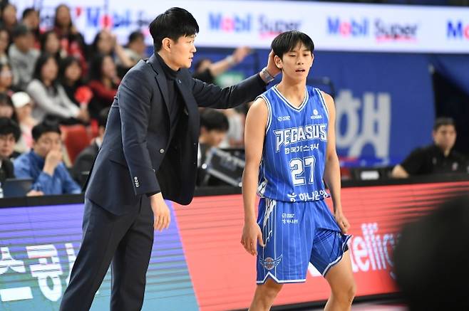 강혁 대구 한국가스공사 감독이 지난해 12월 6일 대구체육관에서 열린 2025~26 프로농구 정규시즌 안양 정관장과의 홈 경기에서 양우혁과 대화하고 있다. KBL 제공