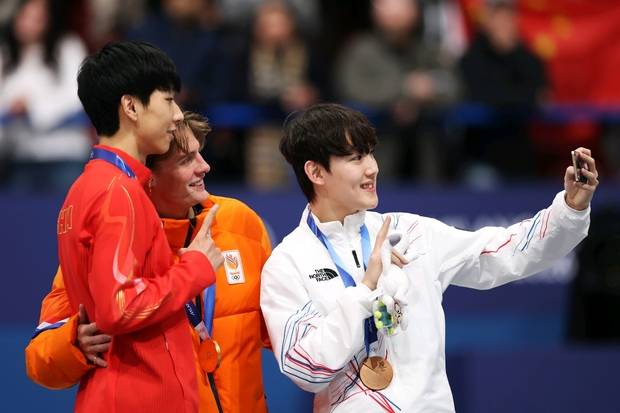 동메달을 목에 건 임종언(오른쪽부터)이 시상식에서 1위 옌스 판트 바우트(네덜란드), 2위 쑨룽(중국)과 셀피를 찍고 있다. 사진 제공=삼성전자