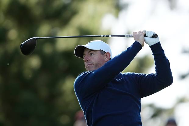 티샷을 날리고 있는 로리 매킬로이. AP연합뉴스