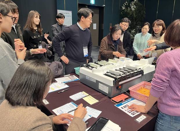 대구시선거관리위원회가 12일 대구 인터불고 엑스코에서 대구시 및 구·군 위원회 직원 등 80여명이 참석한 가운데 제9회 전국동시지방선거 개표관리의 공정성·투명성 제고를 위한 개표 실습을 하고 있다. 대구시선관위