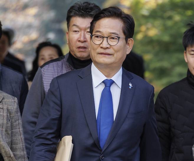 송영길 소나무당 대표가 2025년 11월6일 서울 서초구 서울중앙지법에서 열린 1심 결심 공판에 출석하기 위해 지지자들과 법원 청사로 이동하고 있다. ⓒ연합뉴스