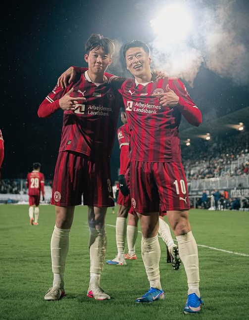 미트윌란 이한범(왼쪽)이 조규성과 함께 13일(한국시간) 덴마크 오르후스의 세레스 파크서 열린 오르후스와 원정경기서 1-0으로 이긴 뒤 기뻐하고 있다. 사진출처│미트윌란 인스타그램