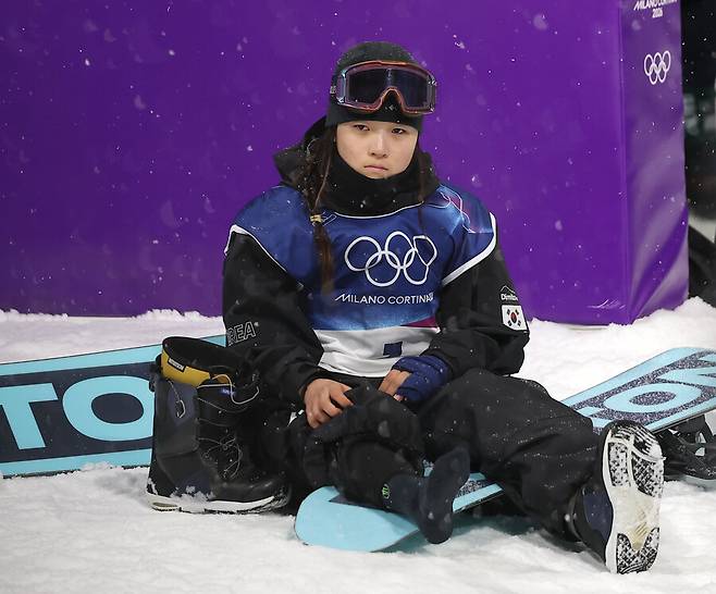 ▲ 13일 이탈리아 리비뇨 스노파크에서 열린 2026 밀라노·코르티나담페초 동계올림픽 스노보드 여자 하프파이프 결선에서 최가온은 최종 3차 시기 90.25점을 기록, 클로이 김(미국·88.00점)을 제치고 금메달을 목에 걸었다. 이번 대회 한국 선수단의 첫 금메달이자, 한국이 동계올림픽 설상 종목(스키·스노보드·바이애슬론 포함)에서 획득한 사상 첫 금메달이다. 한국 동계 스포츠가 빙상 중심에서 설상 종목으로 외연을 넓히는 상징적인 순간이었다. ⓒ연합뉴스