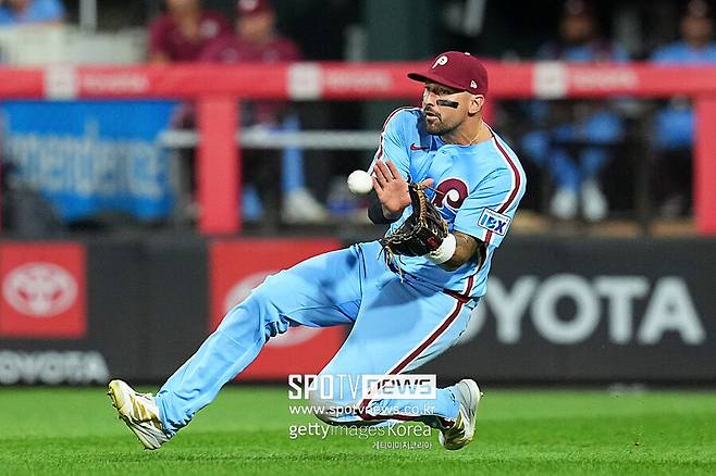 ▲ 필라델피아는 카스테야노스의 올해 잔여 연봉 2000만 달러(약 290억 원)를 그대로 떠안았다.&nbsp; 그만큼 카스테야노스를 더 이상 안고 갈 수 없다는 강한 의지를 내보인 것으로 풀이된다.&nbsp;