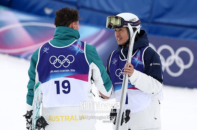 ▲ 프리스타일 스키 남자 모굴 금메달리스트 쿠퍼 우즈(왼쪽)와 동메달리스트 호리시마 이쿠마. 일본 언론은 호리시마가 더 까다로운 트릭을 성공시켰는데도 낮은 평가를 받은 점에 의문을 제기했다. "채점 종목의 한계"라는 지적까지 나왔다.