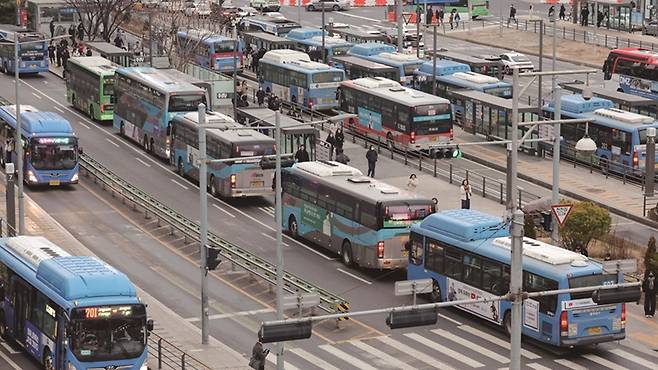 시내버스 회사를 인수한 사모펀드가 과도한 배당으로 배를 불리고 있다.[사진｜뉴시스]