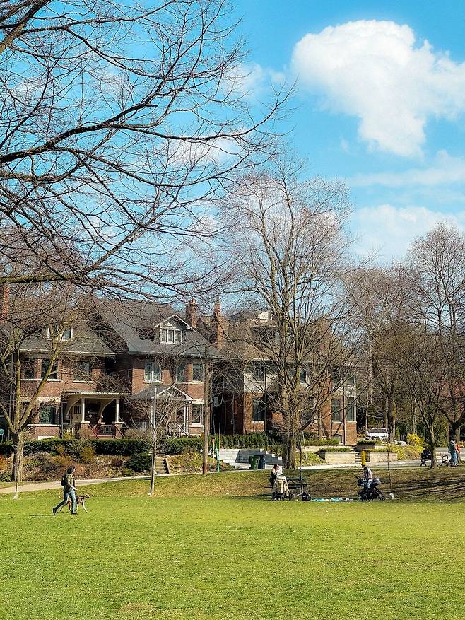 토론토는 크게 업타운, 미드타운, 다운타운으로 나뉘는데, 미드타운은 주택가가 밀집해 있다.