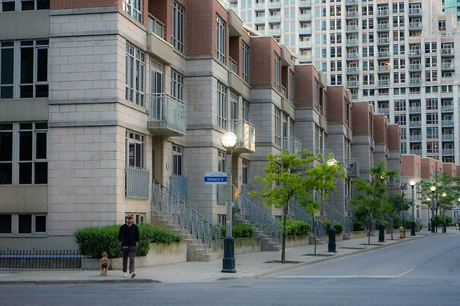 타운하우스는 단독주택과 공동주택의 중간 형태로, 개별 출입문을 갖추고 단지 내 공용시설을 함께 사용하는 방식이다&nbsp;