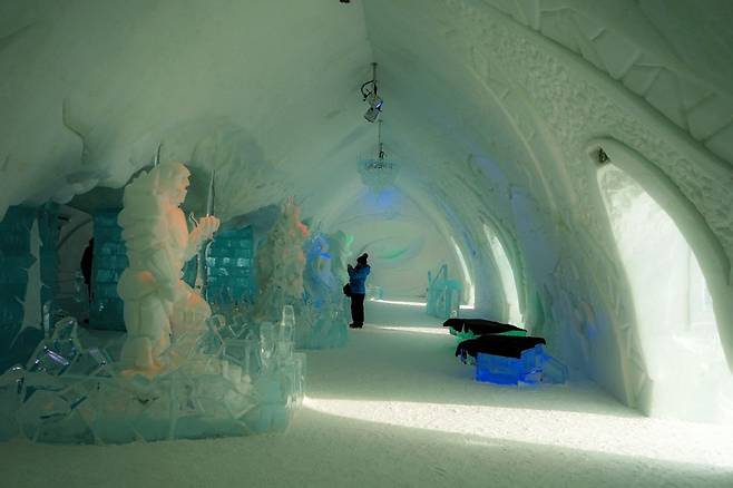 겨울에만 운영되는 퀘벡 아이스호텔(Hotel de Glace). 실내 온도를 영하 3~5도 사이로 유지해 침낭을 이용해 하룻밤 잘 수 있다