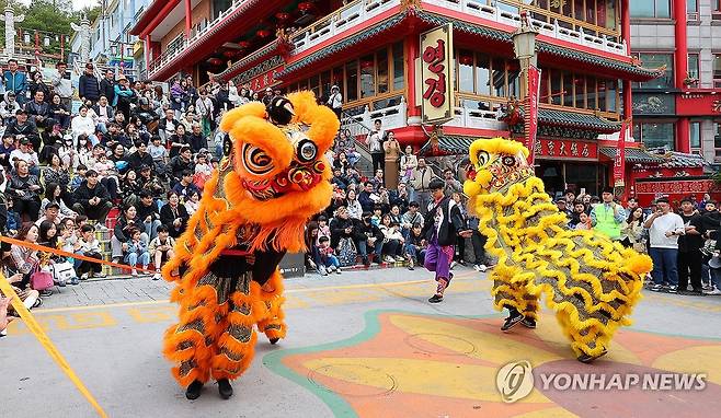 인천 차이나타운 사자춤 공연 2025년 4월 27일 인천 중구 차이나타운을 찾은 나들이객들이 차이나타운 문화공연인 사자춤을 관람하고 있다. [연합뉴스 자료사진]