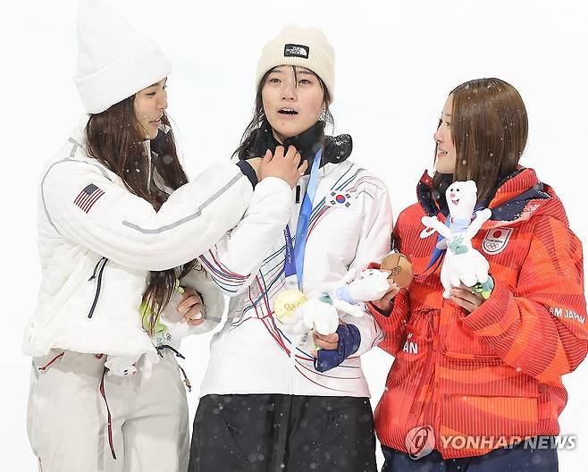 "가온, 사진 잘 나와야 해" (리비뇨=연합뉴스) 류영석 기자 = 12일(현지시간) 이탈리아 리비뇨 스노파크에서 열린 2026 밀라노·코르티나담페초 동계 올림픽 스키 스노보드 여자 하프파이프 결선에서 은메달을 획득한 미국의 클로이 김이 금메달을 획득한 최가온의 옷매무새를 고쳐주고 있다. 2026.2.13 ondol@yna.co.kr