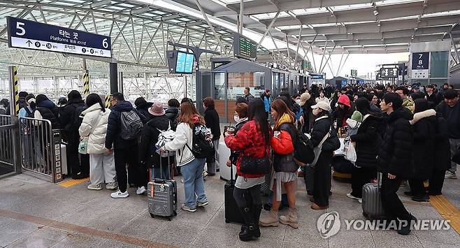 귀성객으로 붐비는 서울역 (서울=연합뉴스) 한종찬 기자 = 설 명절 연휴를 앞둔 13일 서울역에서 귀성객들이 고향으로 향하는 KTX 열차로 향하고 있다. 2026.2.13 saba@yna.co.kr