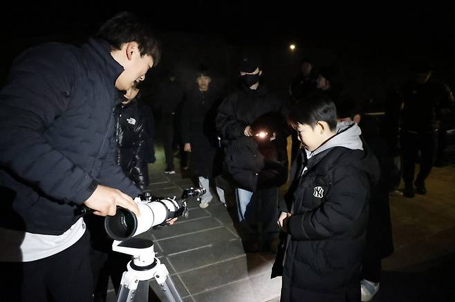 어린이들 천체망원경 교육 [전북현대모터스FC 제공. 재판매 및 DB 금지]