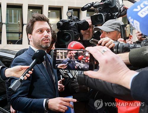 정부 구성 협상을 위해 회의장에 도착해 인터뷰 하는  브뤼셀 중도우파 정당 MR의 지도자 조르주-루이 부셰 [EPA 연합뉴스 자료사진. 재판매 및 DB 금지]