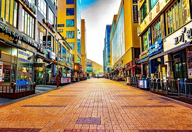 ▲ 지난 2021년 인천지역 최초로 골목형 상점가로 지정된 서구 루원음식문화거리. /사진제공=서구