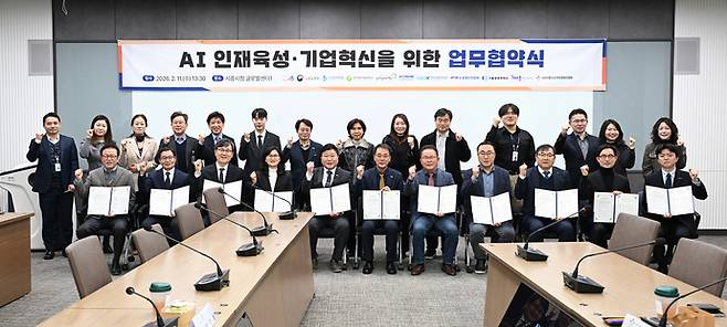 지난 11일 시흥시청 글로벌센터에서 열린 'AI 인재 육성·기업혁신을 위한 업무협약식'에서 관계자들이 기념촬영을 하고 있다. 사진=시흥시청