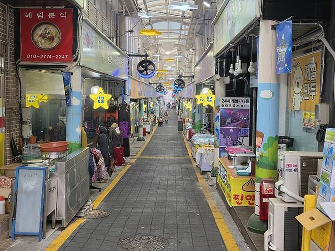 설 대목을 앞둔 지난 13일 오후 연천군 전곡전통시장 골목이 한산한 모습을 보이고 있다. 이석중 기자