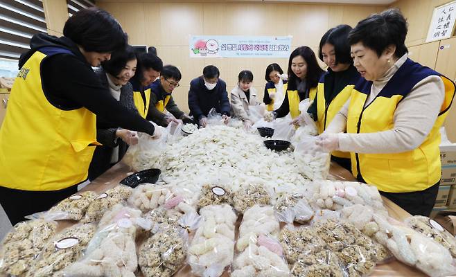 사랑의 떡국떡 나눔설 명절을 앞두고 6일 광주광역시 북구 매곡동 커뮤니티센터에서 '사랑의 떡국떡 나눔 행사'가 열린 가운데 매곡동 지역사회보장협의체 위원들과 동 직원들이 관내 취약계층 60세대에 보낼 떡국떡과 한과 등을 포장하고 있다. /임문철 기자 35mm@namdonews.com
