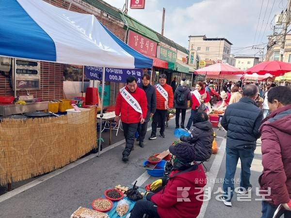 국민의힘 울산시당이 14일 주요 전통시장을 방문해 상인들과 시민들의 목소리를 청취한다. 앞서 지난 12일부터 전통시장과 복지관 등을 찾아 시민과 직접 소통하는 민생 행보도 이어가고 있다. 국민의힘 울산시당 제공