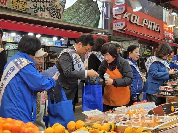 더불어민주당 울산시당이 14일 전통시장 장보기와 피켓인사, 지역 경로당 방문 등 민심 잡기에 나선다. 앞서 13일에는 KTX울산역을 찾아 설맞이 귀성 인사를 했다.더불어민주당 울산시당 제공