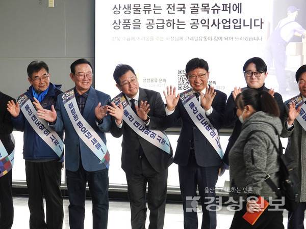 더불어민주당 울산시당이 14일 전통시장 장보기와 피켓인사, 지역 경로당 방문 등 민심 잡기에 나선다. 앞서 13일에는 KTX울산역을 찾아 설맞이 귀성 인사를 했다.더불어민주당 울산시당 제공