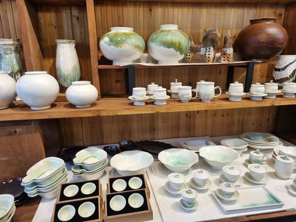 서정도예 대표 작품 '옥빛 도자기'가 다채롭다. /이수경 기자