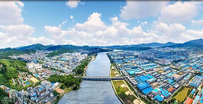 1969년 조성된 이후 50여년간 대한민국 산업화를 선도해온 구미국가산단이 최근들어 대규모 투자유치가 잇따르면서 구미경제의 부흥을 예고하고 있다. /구미시 제공