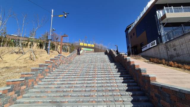 용두사 옆 이른, 봄 카페 옆 계단