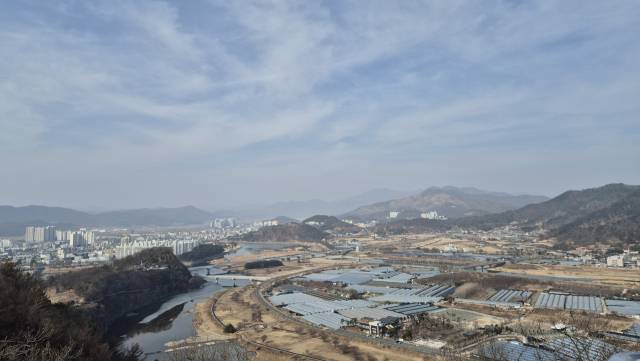 달팽이전망대에서 바라본 밀양강과 밀양 시가지. 360도 파노라마 뷰가 봄을 재촉한다.