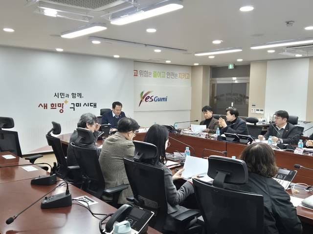 구미시가 시청 재난안전상황실에서 외부전문가 등이 참석한 가운데 2026구미푸드페스티벌 콘텐츠 기획위원회를 열고 있다. 구미시 제공
