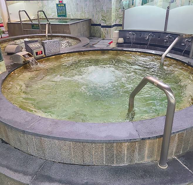 청송군 주왕산온천광광호텔의 솔기온천 내부 모습. 지하 710m에서 솟아나는 100% 천연 온천수를 사용하는 청송 대표 온천 명소다.<주왕산온천관광호텔 제공>