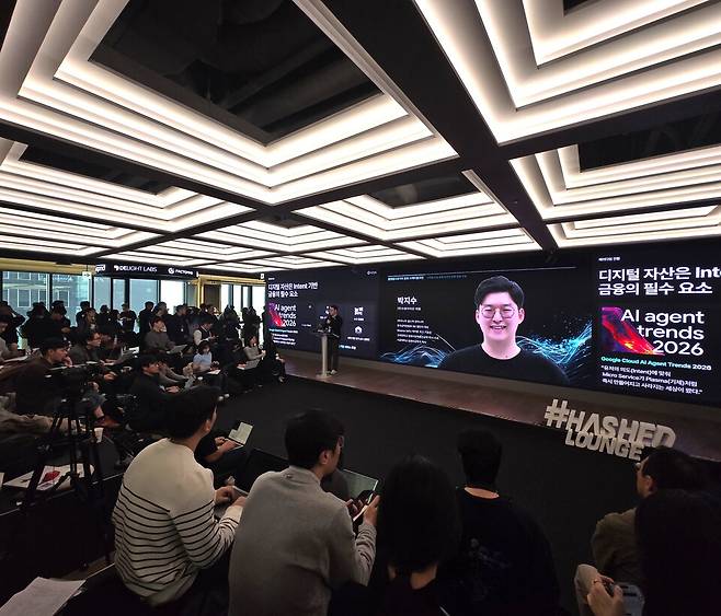 박지수 수호아이오 대표가 13일 서울 강남 해시드라운지에서 열린 원화 스테이블코인 콘퍼런스에서 '글로벌 결제 생성의 새로운 선택지'를 주제로 도매급 FX 인프라의 필요성을 발표하고 있다. /전시현 기자