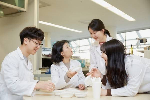 정효영 수석연구원(왼쪽 두 번째)과 팀원들이 각지에서 생산된 쌀들로 만든 밥들을 테스트하고 있다. 사진=CJ제일제당