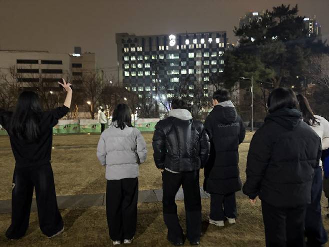 지난 10일 오후 7시께 '경도'(경찰과 도둑) 모임 참가자들이 '무궁화 꽃이 피었습니다' 놀이를 하고 있다. (사진=정윤지 기자)