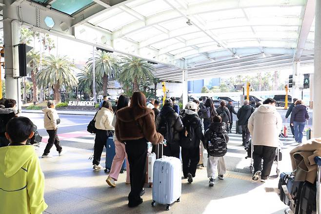 설 연휴가 시작된 13일 오전 제주를 찾은 귀성객과 관광객이 제주국제공항에서 이동하고 있다.(사진=연합뉴스)