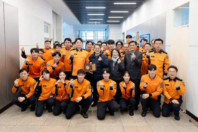 14일 명절 근무자 격려차 수원남부소방서를 방문한 김동연 경기도지사가 소방관들로부터 미지급 수당 문제 해결에 대한 감사패를 받은 뒤 함께 기념사진을 찍고 있다.(사진=경기도)