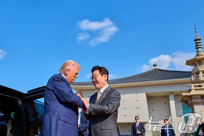 이재명 대통령이 지난해 경주 APEC 정상회의 기간 경북 경주박물관에 도착한 도널드 트럼프 미국 대통령과 악수하고 있다. (대통령실 제공. 재판매 및 DB 금지) 2025.10.29 ⓒ 뉴스1 허경 기자